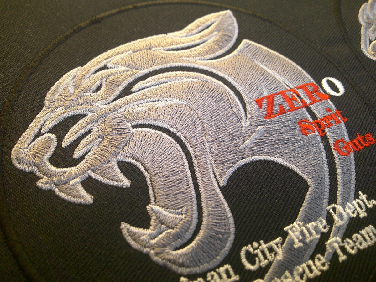 グレーカラーをベースとした豹のデザイン刺繍