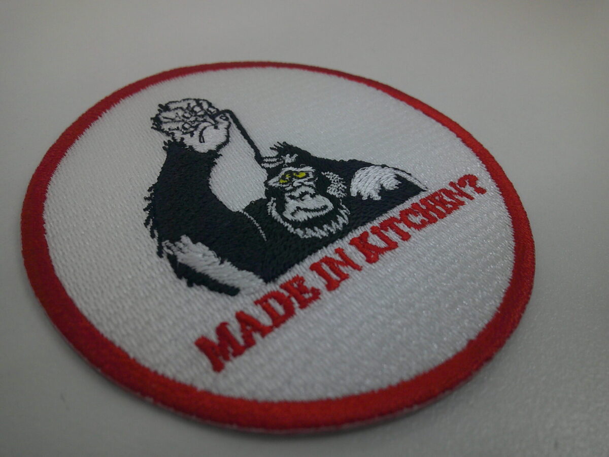 ゴリラのキャラクターのシェフがお玉で味見をしているデザインのオリジナル刺繍ワッペンの制作実績