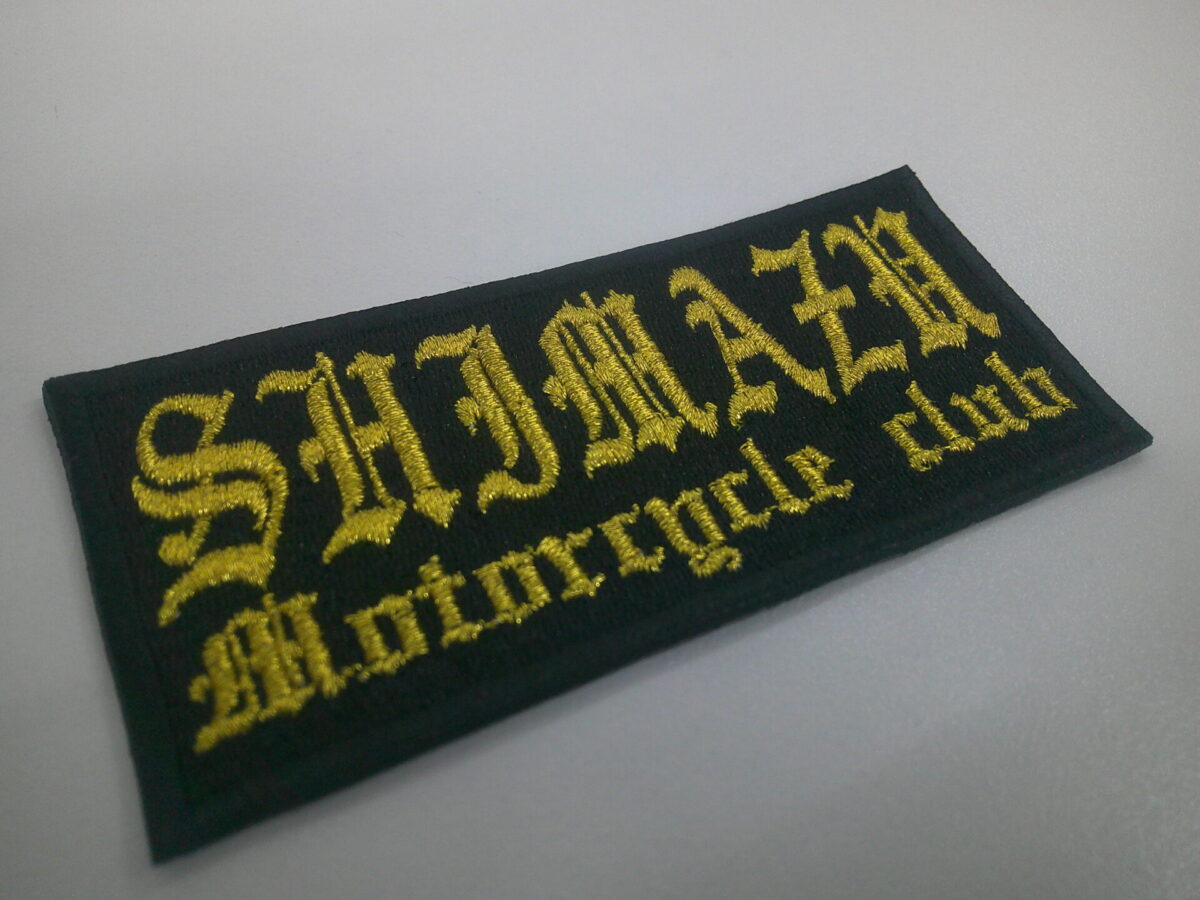 黒生地に煌びやかな金糸で文字を刺繍した、文字ワッペンの制作実績。