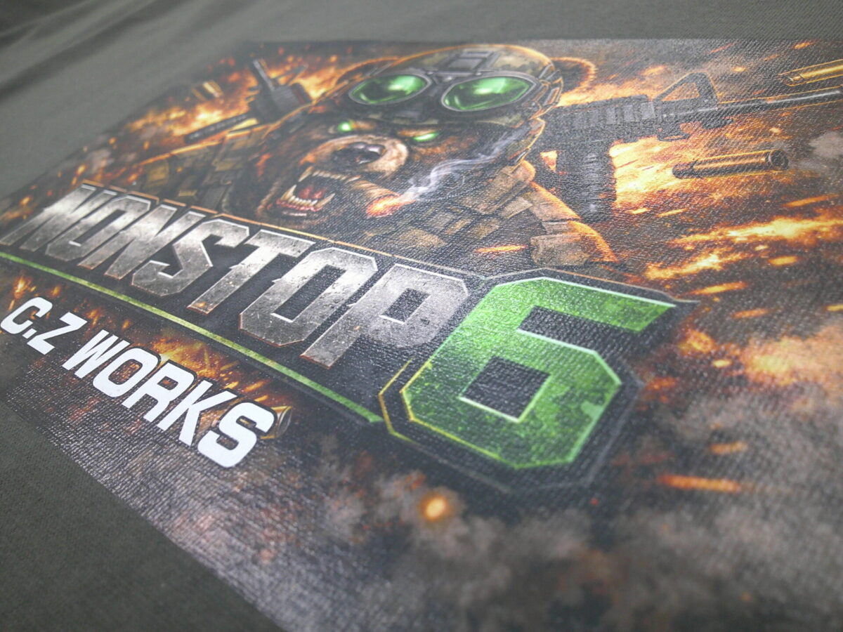 フルカラー転写プリントの制作実績。ごつごつしたメタリックのテイストを表現した高精細さを示すアップ。