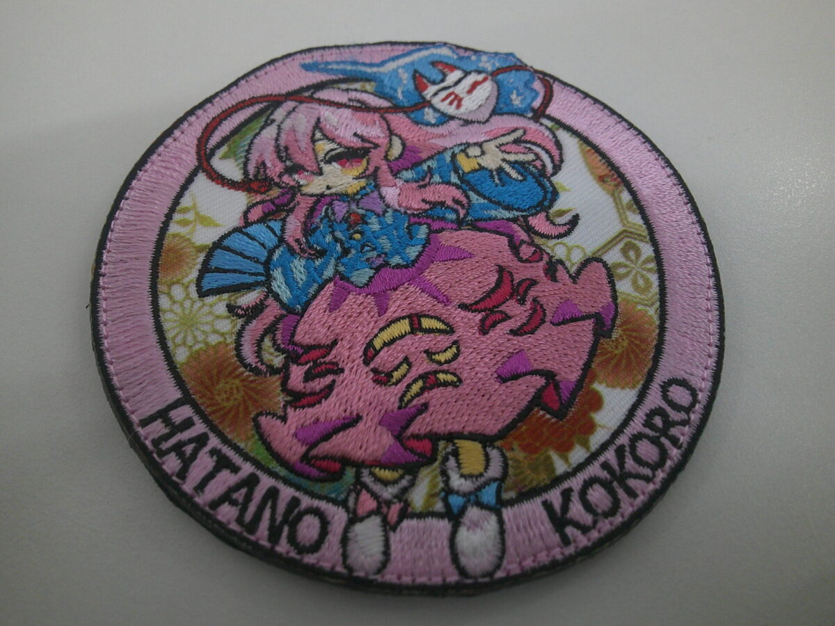 キャラクターデザインのミックスワッペンの制作実績。フローラルデザインの背景はプリント。その他の部分は刺繍。