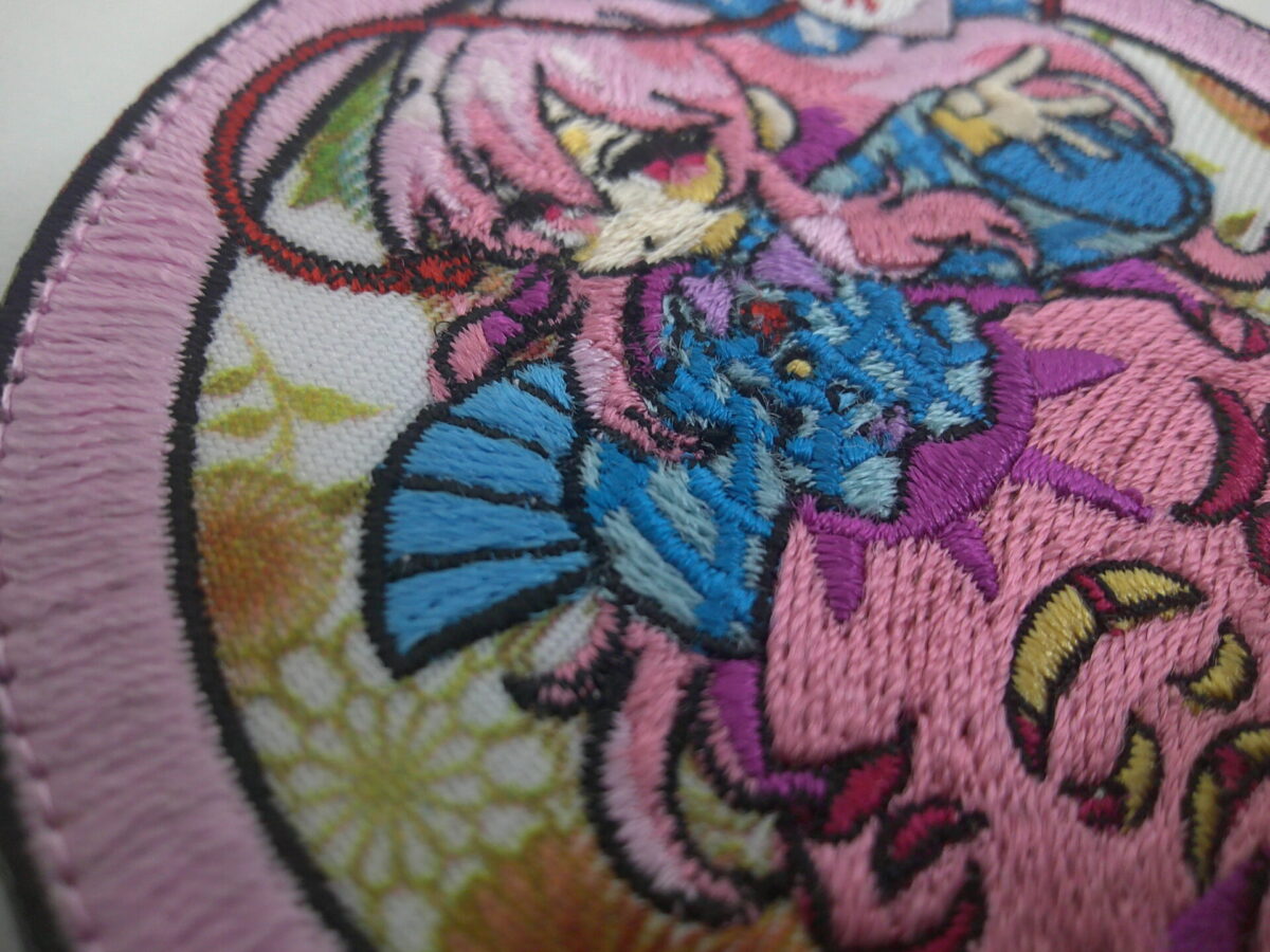 ミックスワッペンの制作実績。フローラルデザイン(プリント部分)と刺繍の質感差を示すアップ。