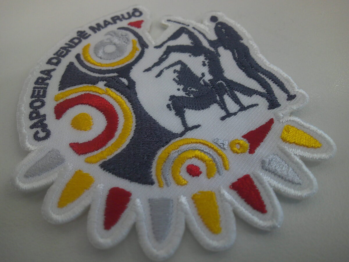 ダンススタジオのロゴデザインを刺繍ワッペンとして製作。印象的絵画のようなデザインが特徴的な作品。