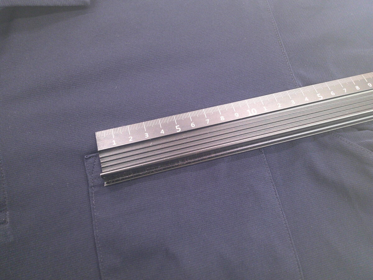 手持ちの服でサイズ感を把握する為に定規で簡単に計測する