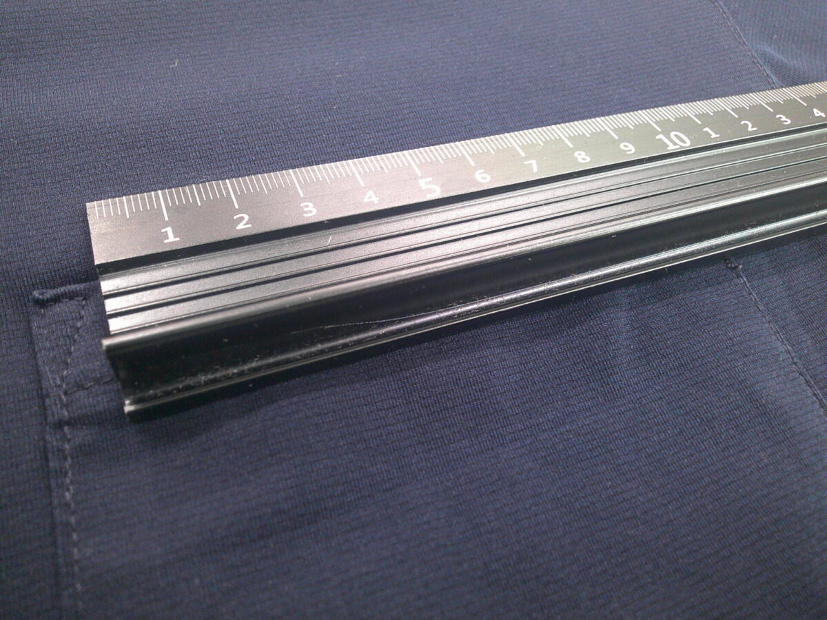 手持ちの服でサイズ感を把握する為に定規で横幅を基準に測ると適正サイズが把握しやすい