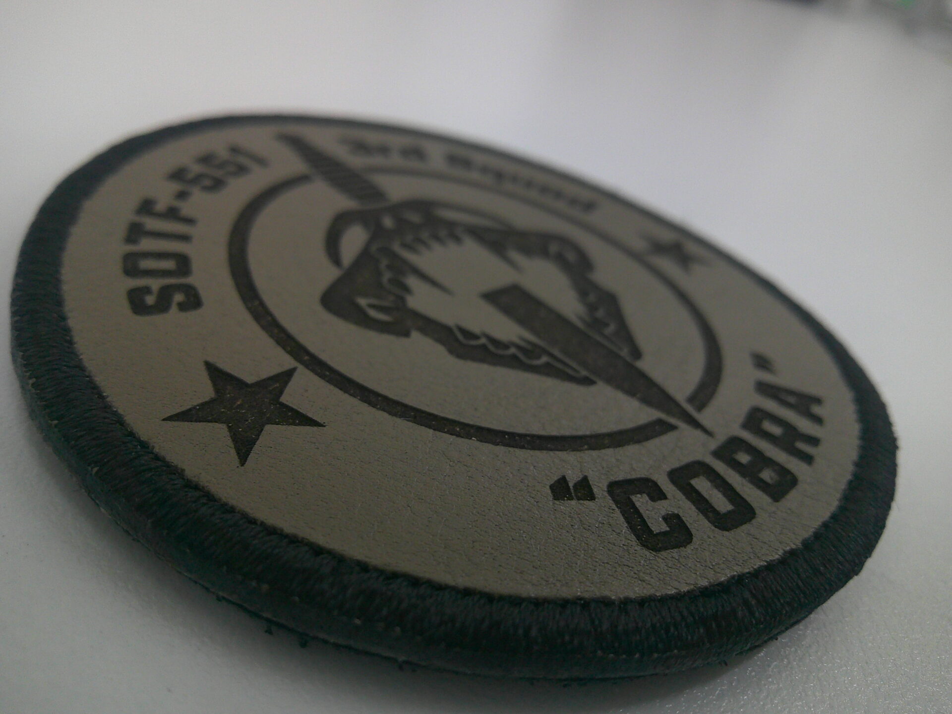 自衛隊のオリジナルレザーパッチ。70mm円形。レザーカラーは808グレージュを使用。