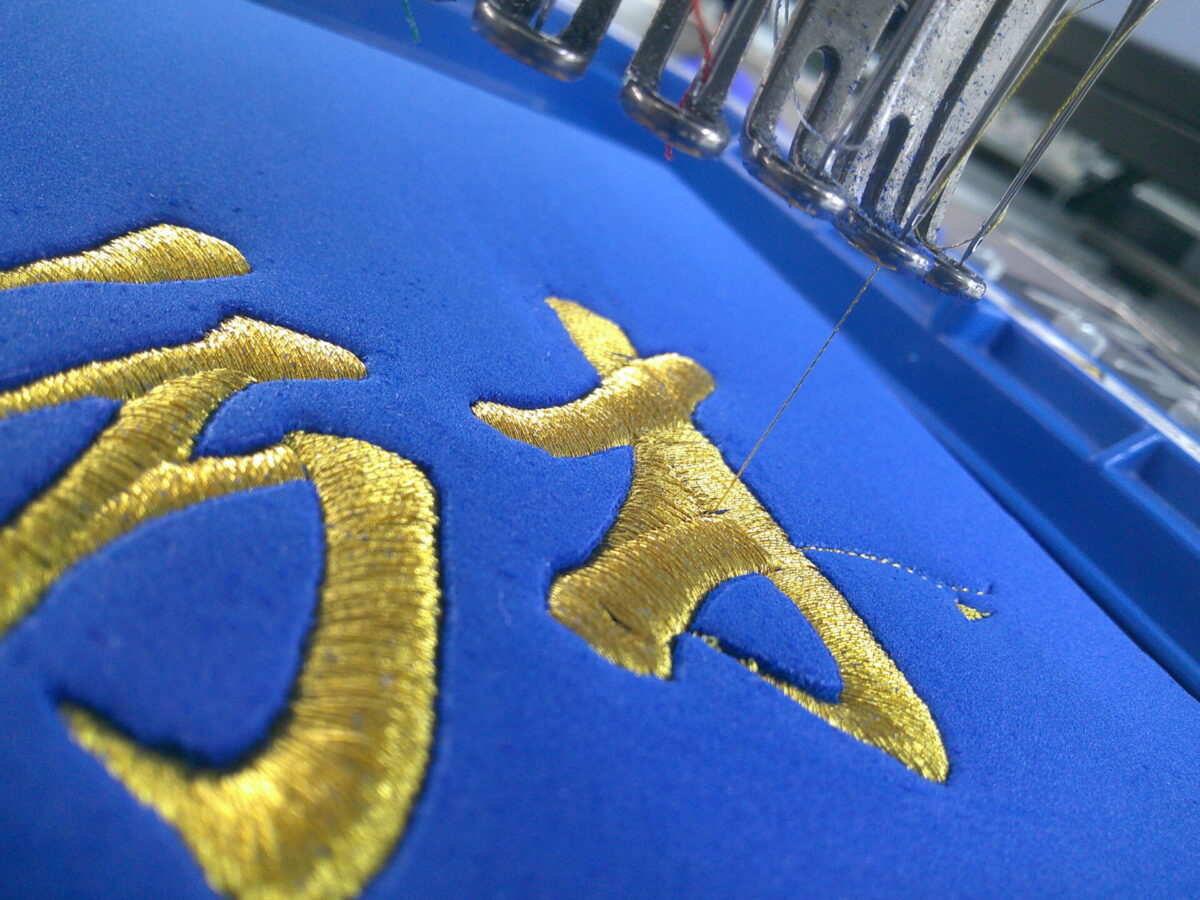 3D刺繍ワッペンを制作する工程。3Dフォームから金糸で刺繍をしている状況。