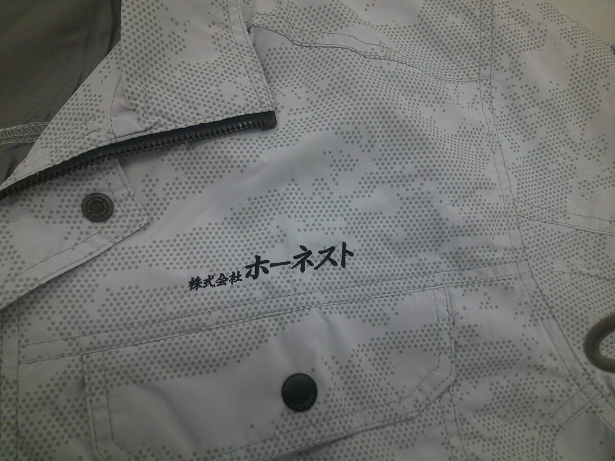 柄入りの空調服の左胸に黒糸で会社名を刺繍した制作事例。