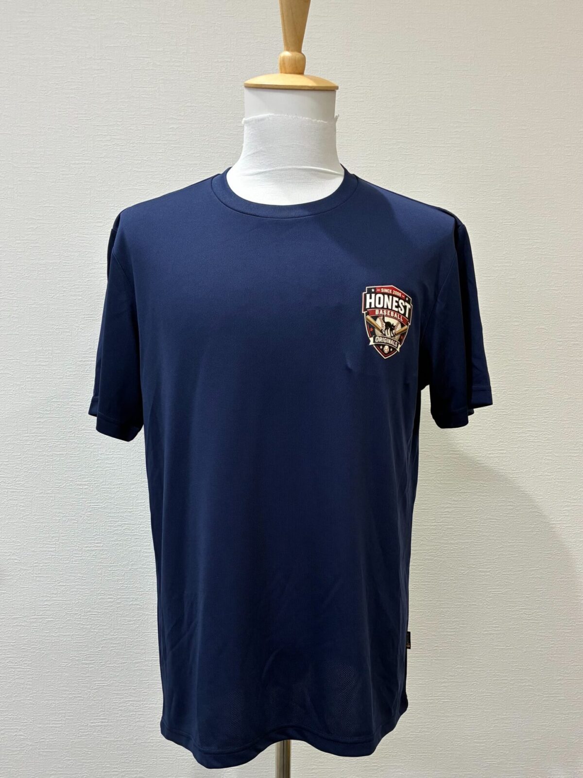 紺のドライTシャツの左胸に野球チームのロゴをエンブレムプリント加工した試作事例。