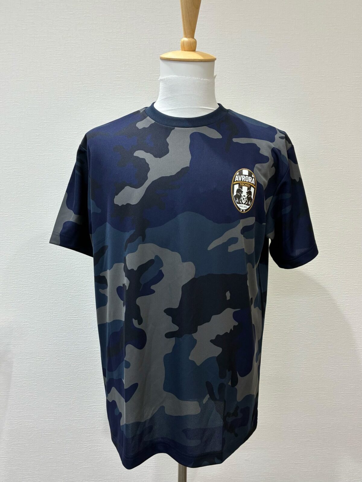 カモフラTシャツの左胸に縦長楕円形のロゴをエンブレムプリントを加工した試作事例。