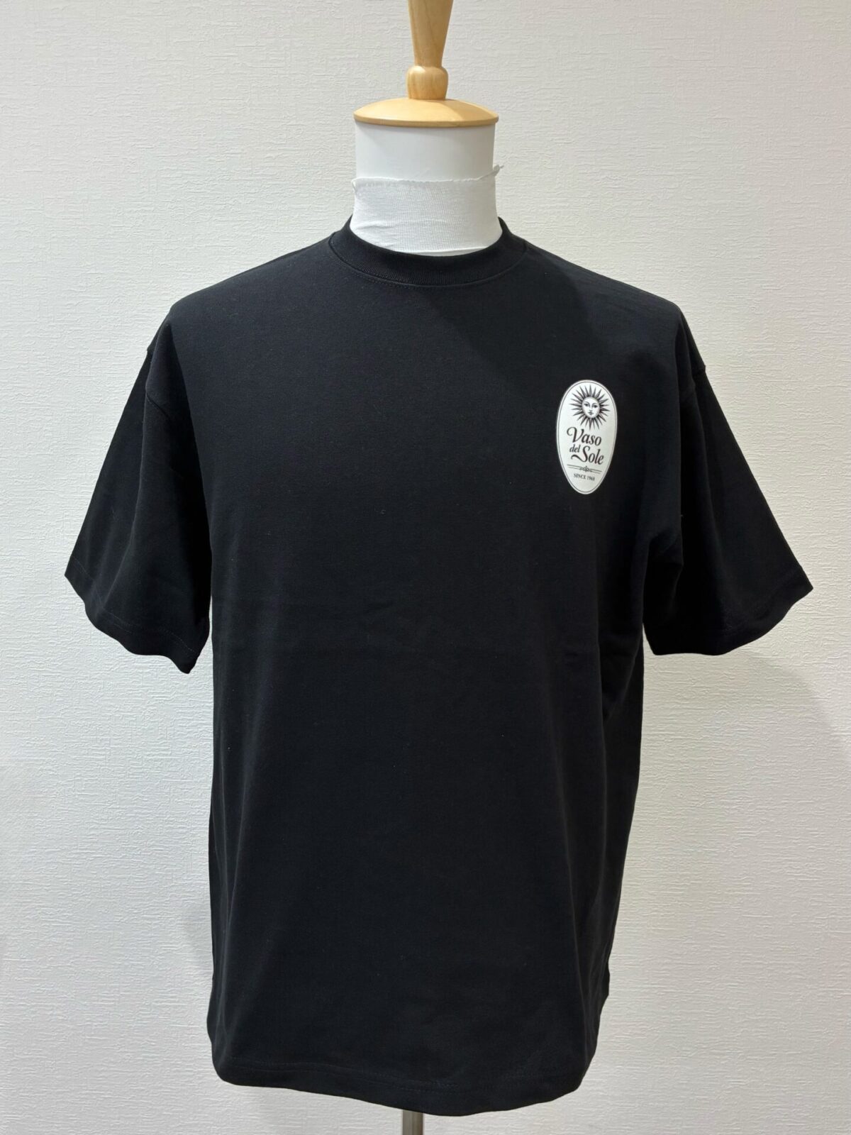 黒のTシャツにイタリア料理店のロゴを白ベースにてエンブレムプリント加工した制作事例。