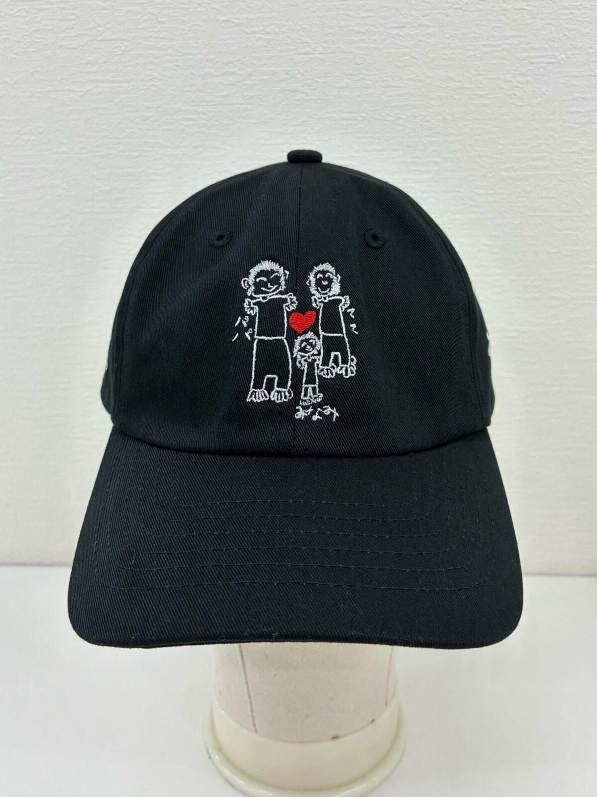 お子様の絵を黒のコットンキャップ三カ所に刺繍をした制作事例・その1。