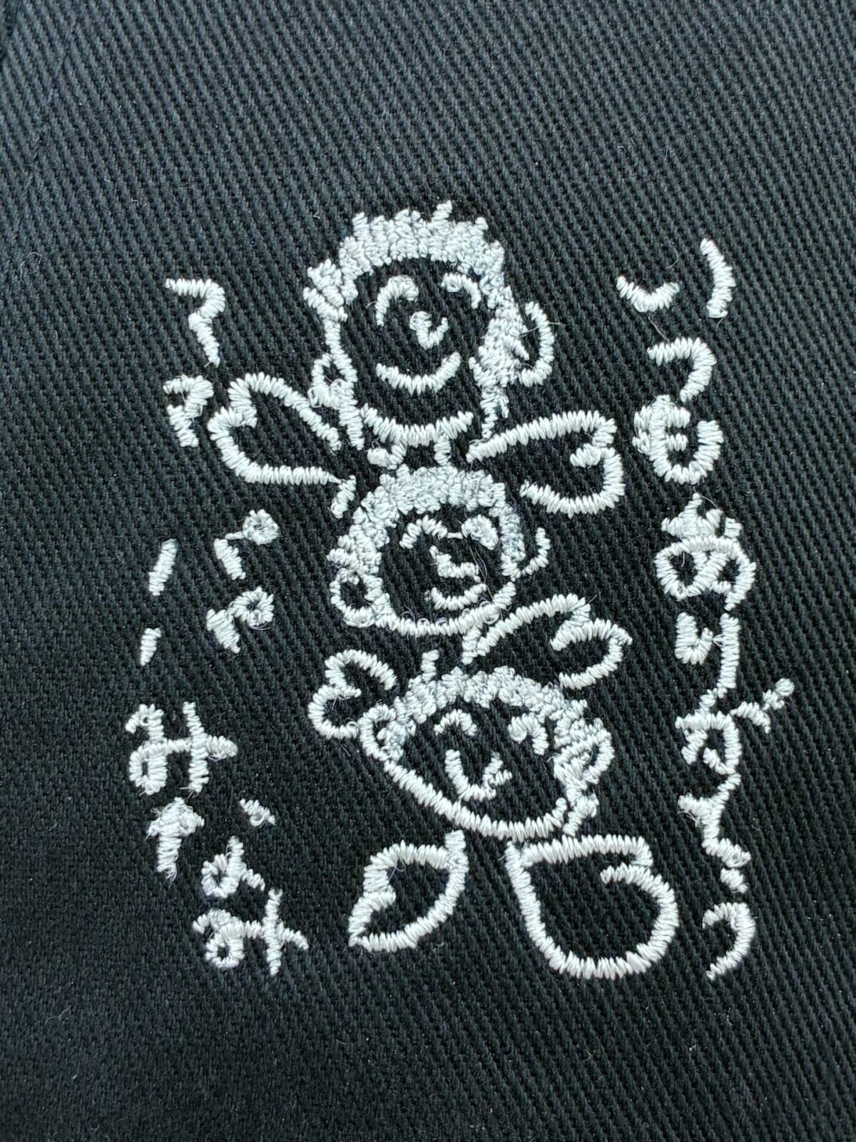 お子様の絵を黒のコットンキャップ三カ所に刺繍をした制作事例・その9