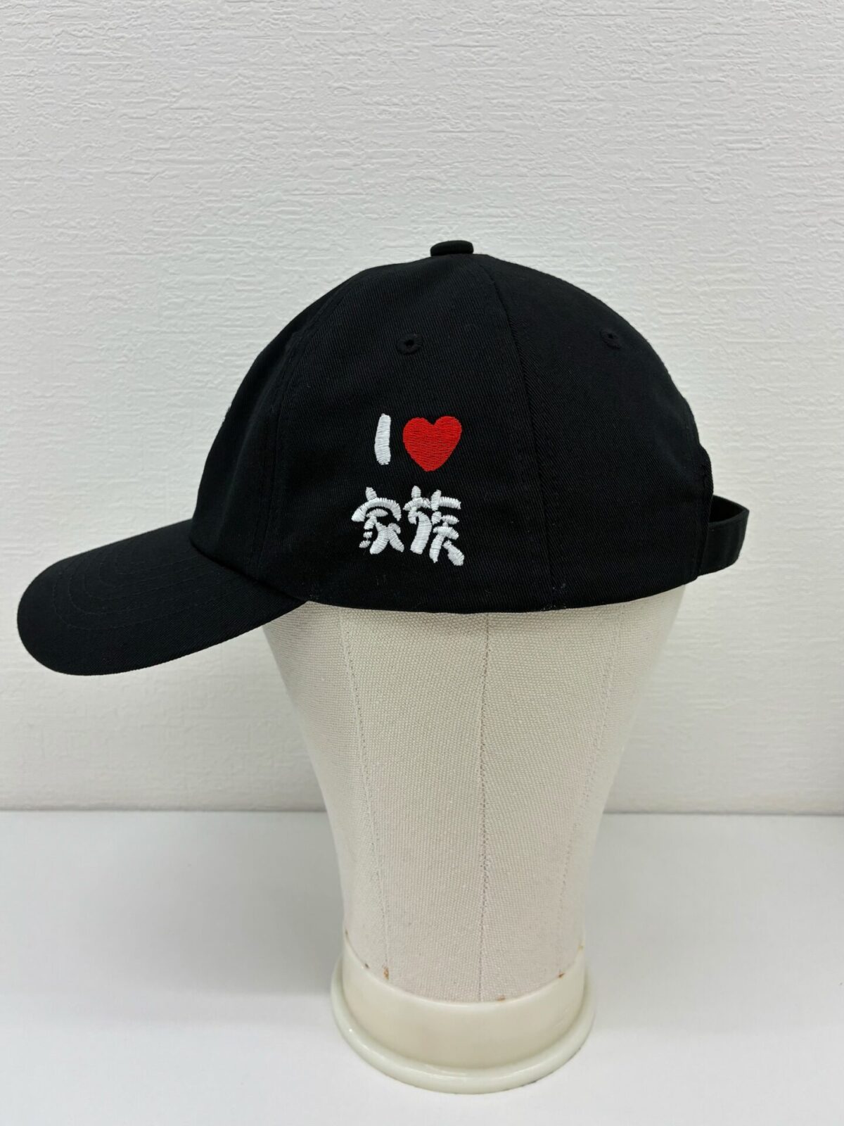 お子様の絵を黒のコットンキャップ三カ所に刺繍をした制作事例・その3