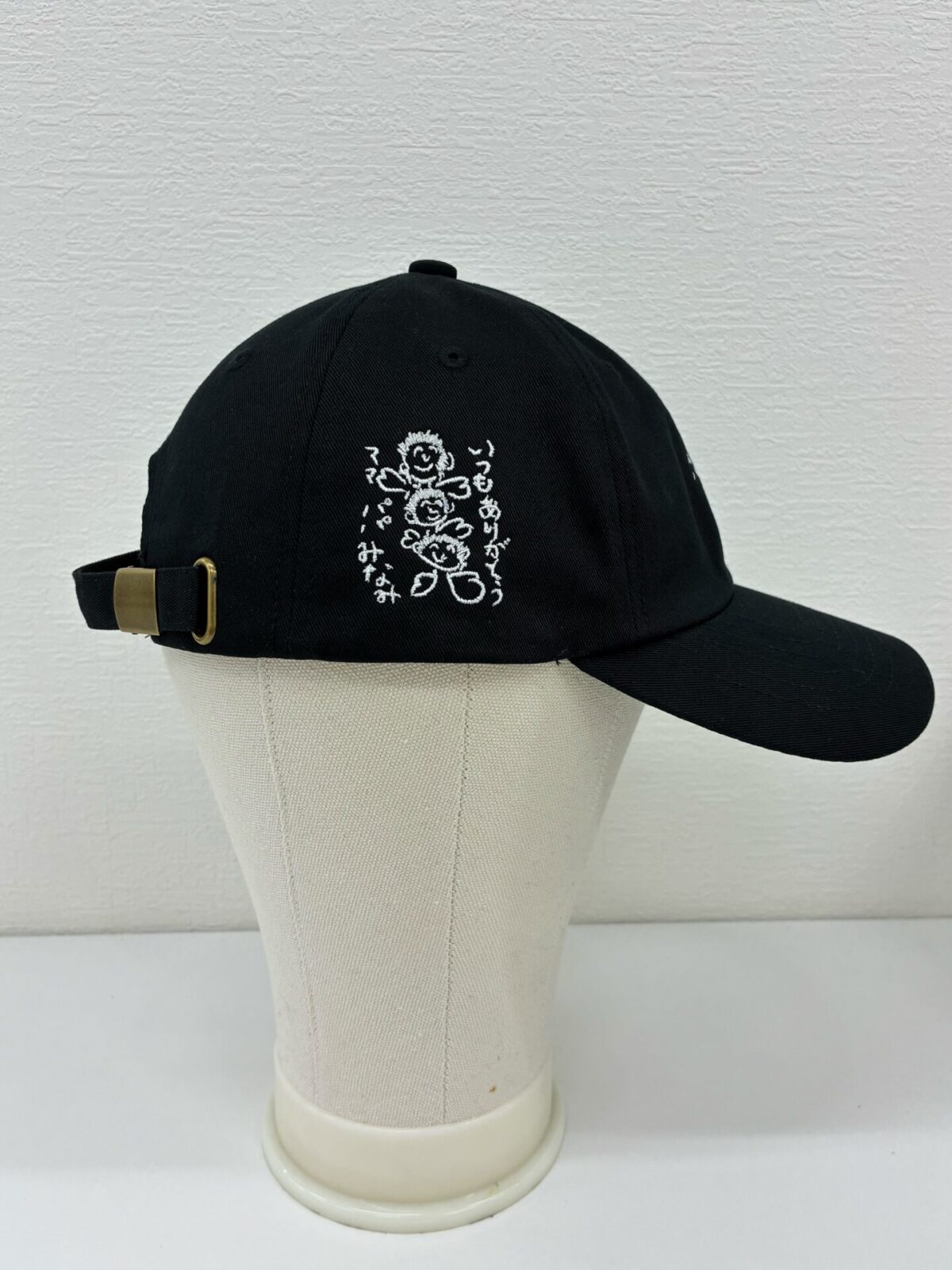 お子様の絵を黒のコットンキャップ三カ所に刺繍をした制作事例・その2
