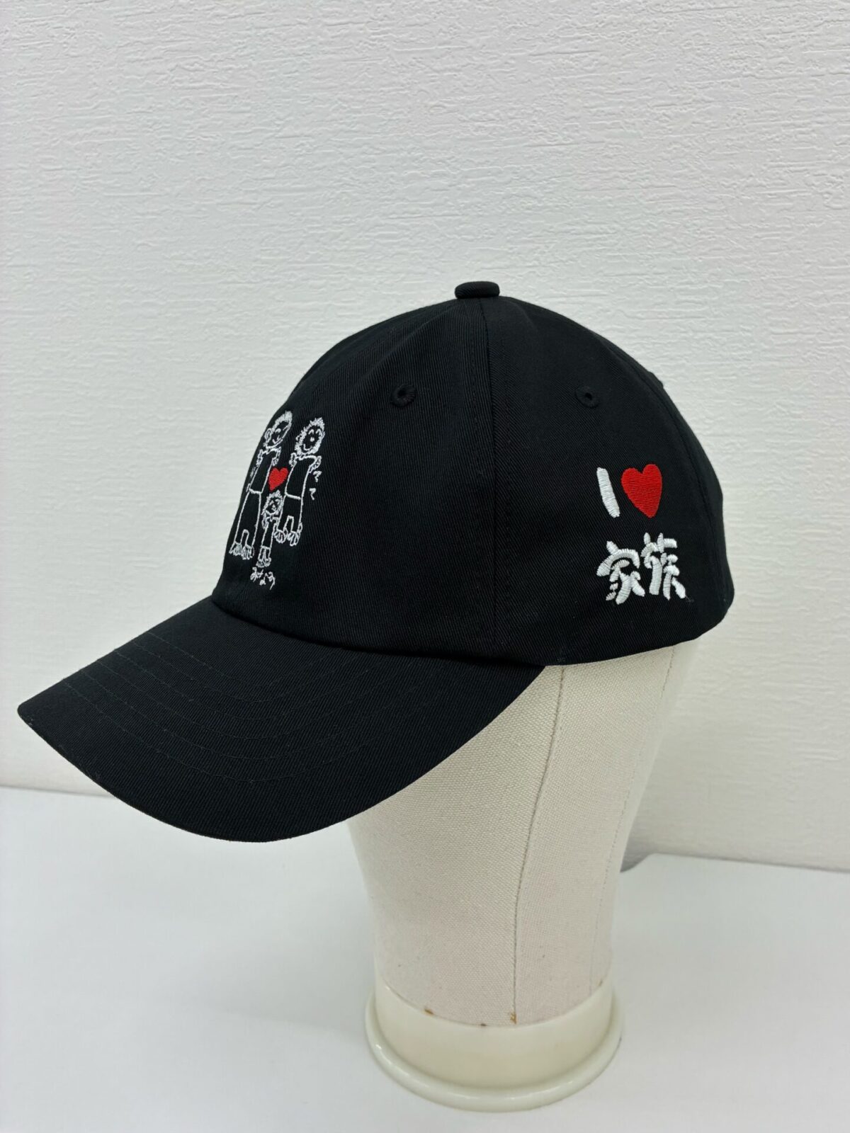 お子様の絵を黒のコットンキャップ三カ所に刺繍をした制作事例・その4