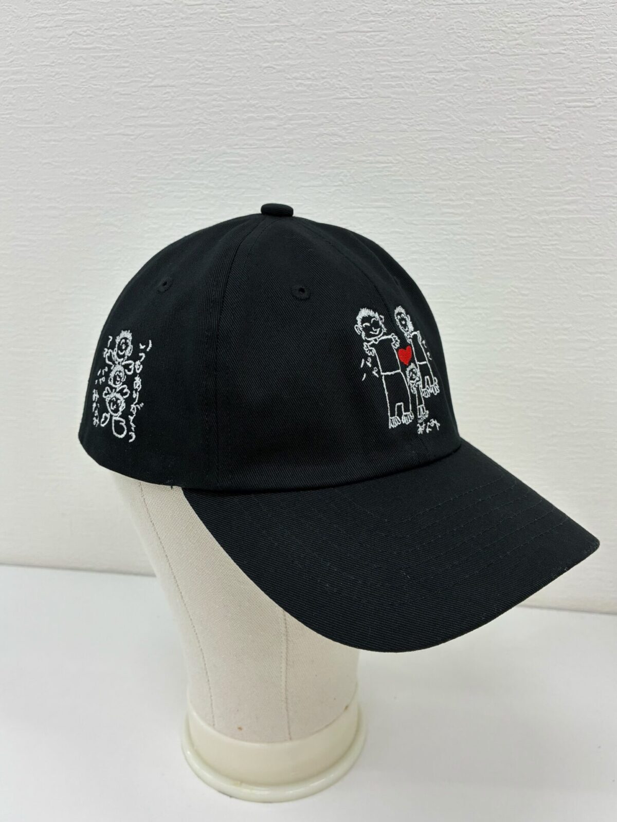 お子様の絵を黒のコットンキャップ三カ所に刺繍をした制作事例・その6