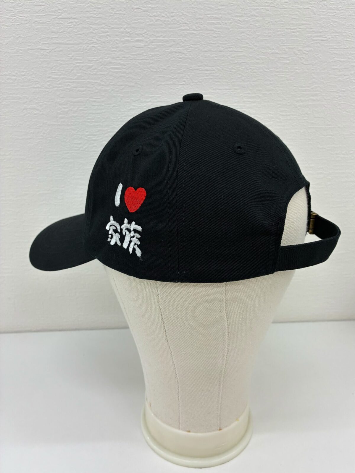 お子様の絵を黒のコットンキャップ三カ所に刺繍をした制作事例・その7
