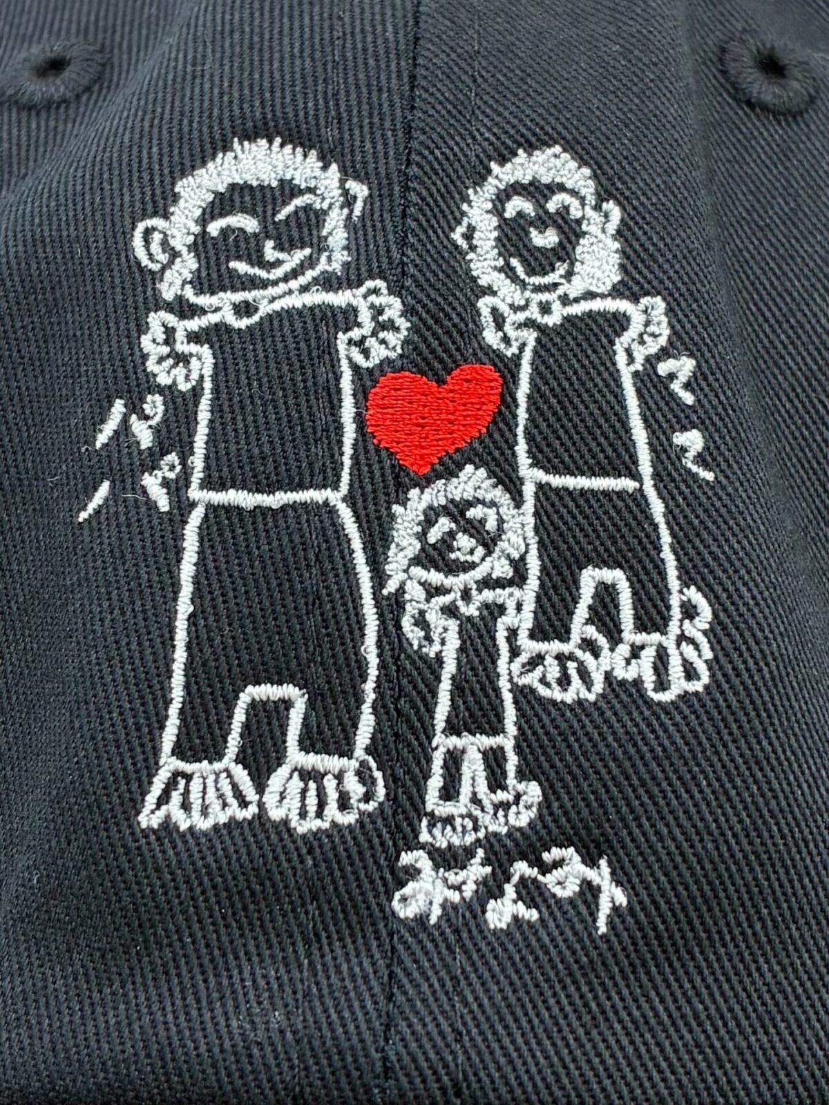 お子様の絵を黒のコットンキャップ三カ所に刺繍をした制作事例・その8